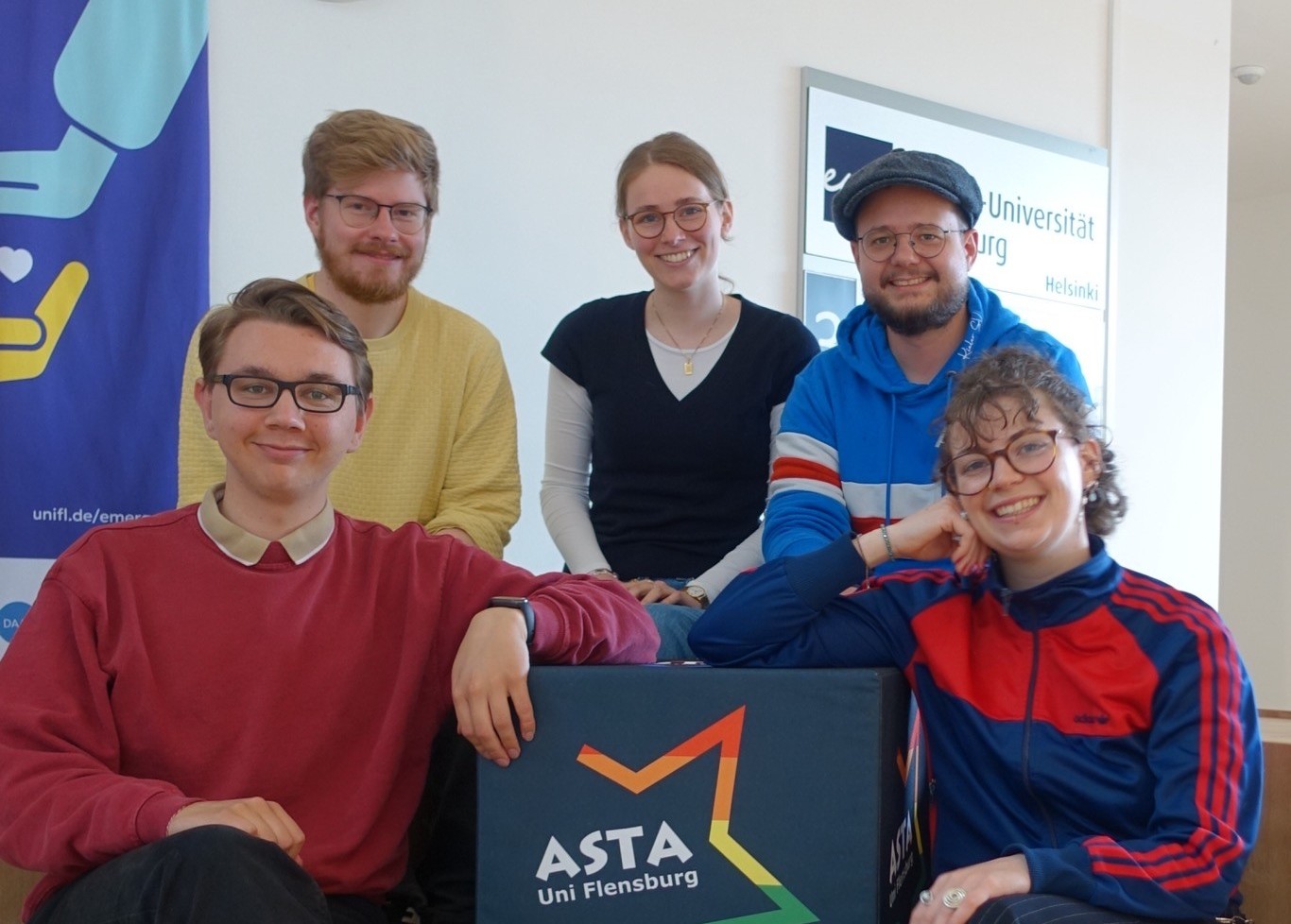 Auf dem Bild ist der AStA Vorstand bestehend aus 5 Personen zu sehen.